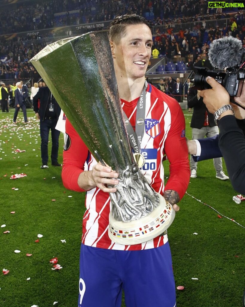 Fernando Torres Instagram - Feliz cumpleaños ‘Niño’ ❤️🤍 Por muchos más años llevando al Atleti por bandera 🥳 ¡Te queremos, Fernando!