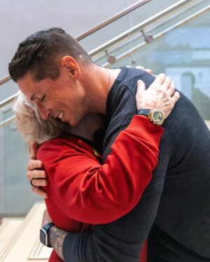 Fernando Torres Instagram - Special visitor 🙌 El Niño spends the day with the team ♥️