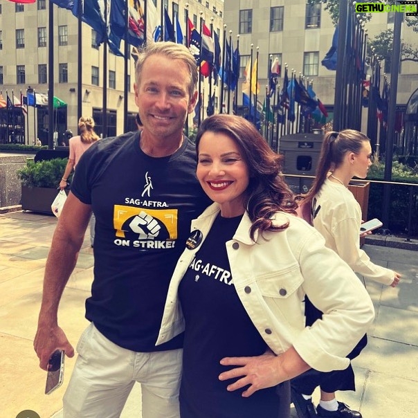 Fran Drescher Instagram - Note to Shareholders: You wish to invest in a collaborative art-form, make sure it’s with a company who honors the artist or prepare to lose your shirt bc the old ways of screwing performers is over. #power2performers #sagaftrastrong #yeild2rdeal #sagaftra