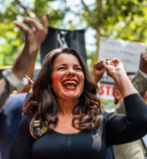 Fran Drescher Instagram - We have self respect and will not be diminished but honored. Let the amptp negotiate with gratitude and appreciation. This is their opportunity to pivot towards fairness and equanimity. The very greed driven culture needs amending. To be able to say, “I’ll take Less so that you can have more.” Is where the renaissance begins…
#sagaftra