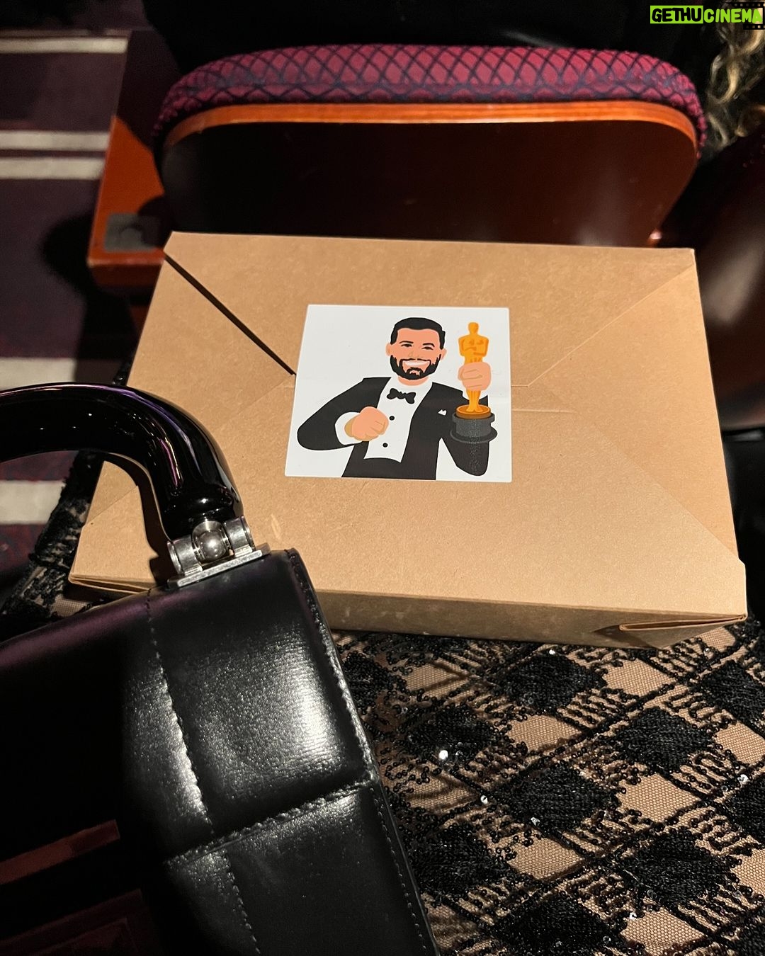 Fran Drescher Instagram - Snack box under each seat. A soft pretzel, chocolate snow caps and a water!