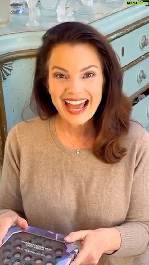 Fran Drescher Instagram - Whatttt? It’s all you need and lasts foreva! “The Ultimate Palette Hidden Gems 31 Baked Eyeshadows” By @lauragellerbeauty No more opening one color shadow after another when it’s all in one neat labeled box. All ya need! Neat in your makeup drawer, bag or purse! GO! 👍💋