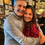 Fran Drescher Instagram - Look who I ran into, @phil.rosenthal the guy who brought us Everybody Loves Raymond AND Somebody Feed Phil on @netflix one of my fave shows for warmth, fun, travel and FOOD! Now available #somebodyfeedphilthebook and for all you Nanny fans, that pantsuit I’m wearing, I wore on The Nanny!