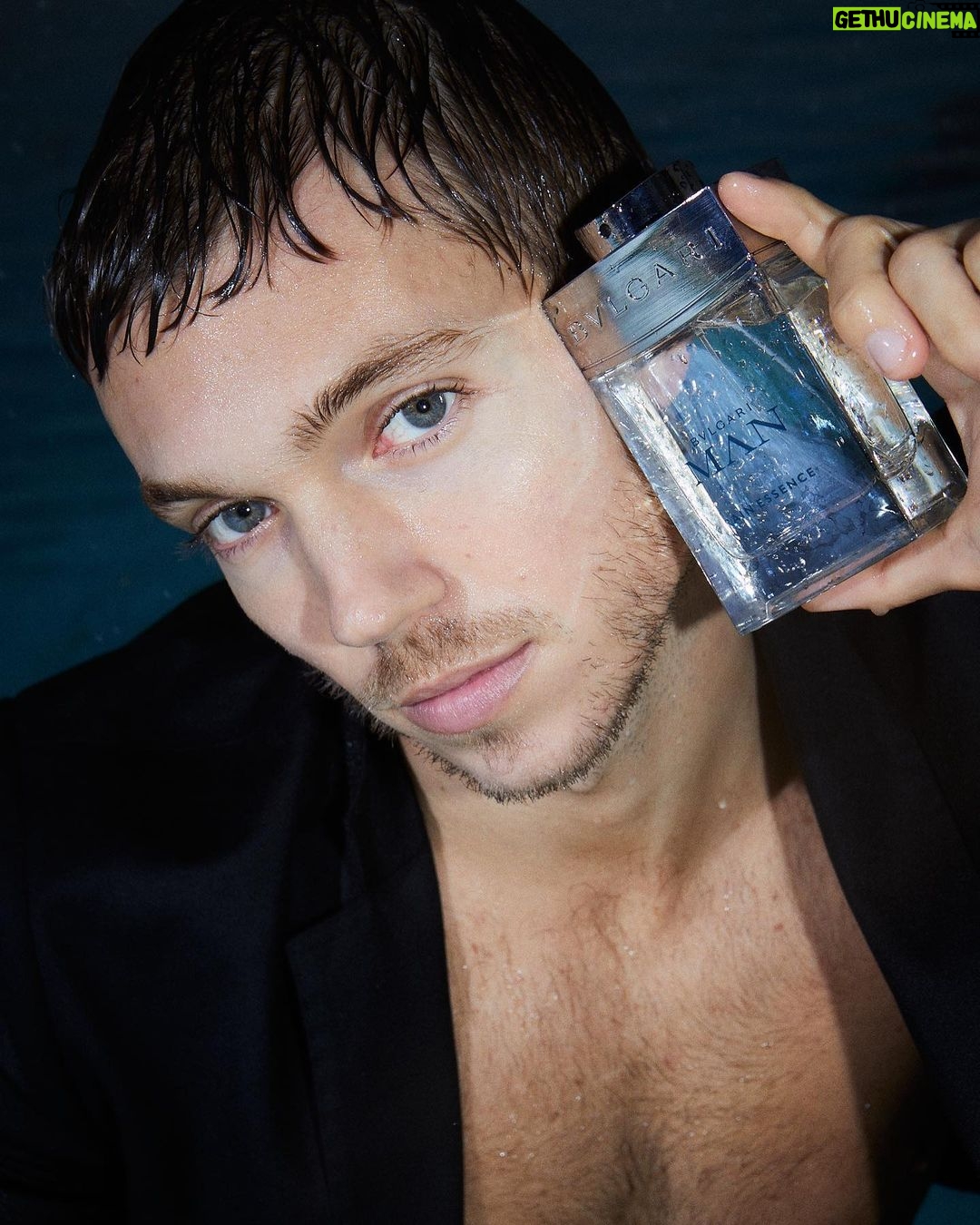 Franco Masini Instagram - #BulgariManRainEssence es una fragancia multifacética como mi día a día. Me acompaña en cada paso que doy y me inspira a ir por más. @bulgari @perfumeriasjuleriaque #bulgariman #bulgariparfums #bulgarimanrainessence #bulgari