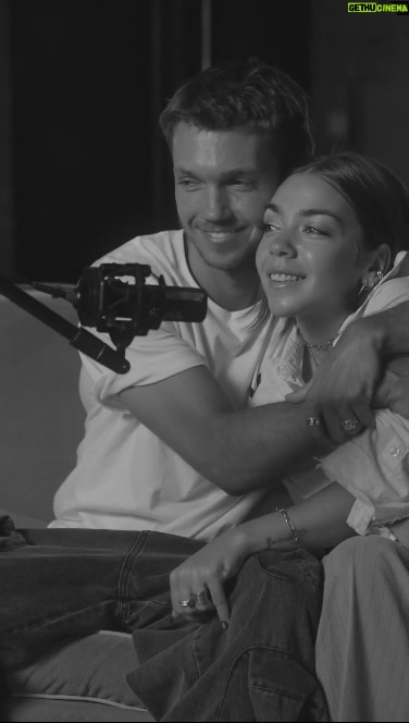 Franco Masini Instagram - “El barrio se ilumina y la noche se hace día brillan como un arbol de navidad”. Hace tiempo que con Mili teníamos ganas de volver a compartir música, esa que sana, esa que transforma y que nos hace reflexionar. Video completo en youtube. Feliz 2024 para todos ❤️.