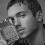 Franco Masini Instagram - En los ultimos años he tenido la oportunidad de experimentar culturas y lugares emocionantes. Esta nueva fragancia de @bulgari captura la belleza del agua y la lluvia. La he estado usando todos los días y me encanta cómo me ayuda a recordar mis viajes y al mismo tiempo me ayuda a establecer el tono de mi día. #bulgari #bulgariman #bulgariparfums #bulgarimanrainessence