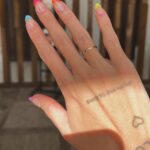 Gabrielle Prado Instagram - qual cor e estilo de unha você vai usar nesse fim de ano? 💅