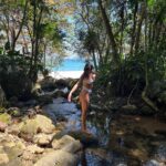 Gabrielle Prado Instagram - EU NÃO ESTOU GRÁVIDA. estou SAUDÁVEL E FELIZ, com 9kg a mais e estou me achando uma verdadeira gostosa. se você acha que preciso comer menos pq estou engordando muito, que tô com celulite, com a barriga grande e que só posso tá assim quando eu engravidar… guarde esses comentários para você. meu corpo não pediu sua opinião. gente, eu tô sofrendo gostosofobia. me ajudem! hahahahah