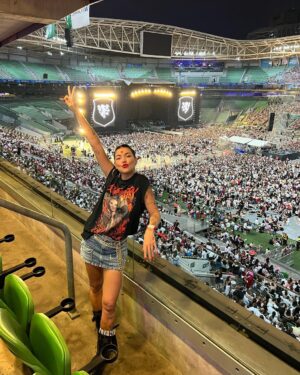 Gabrielle Prado Instagram - O que eu vivi ontem foi perfeito. gente, eu tô até agora sem palavras. acordei doente e sem voz nenhuma, mas eu fui feliz demais. o RBD marcou minha vida. aqui não é modinha não, aqui é amor, admiração e muito respeito por todos eles. sou RBDMANIACA sim com muito orgulho. 

obrigada @unfybr @jrbiro por me receberem tão bem! foi mágico. 😍♥️