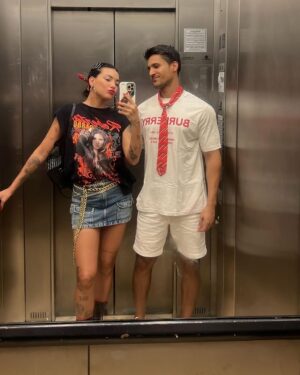 Gabrielle Prado Instagram - O que eu vivi ontem foi perfeito. gente, eu tô até agora sem palavras. acordei doente e sem voz nenhuma, mas eu fui feliz demais. o RBD marcou minha vida. aqui não é modinha não, aqui é amor, admiração e muito respeito por todos eles. sou RBDMANIACA sim com muito orgulho. 

obrigada @unfybr @jrbiro por me receberem tão bem! foi mágico. 😍♥️