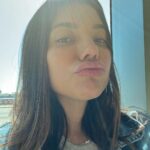 Gabrielle Prado Instagram – POR FAVOR, LEIA A LEGENDA: 

eu não sou a mesma. 
eu não sou a mesma de 10 min atrás, imagina a de 2016. falo de 2016 pq 99% das pessoas aqui me “conheceram” nessa época. 
uma menina/mulher muito medrosa, sozinha e cheia de traumas que eu mesma desconhecia (isso não fiz questão alguma de mostrar). eu acreditei durante toda uma vida que agradar os outros era uma forma de me pertencer, mas quanto mais eu dizia SIM, eu era silenciada. na minha cabeça não fazia sentido já que eu precisava me anular pra caber na vida de alguém. foi aí que aprendi a fazer tbm. quanto mais eu gritava, xingav@.. eu era respeitada. aí que vocês me “conheceram”. vocês não conheceram minha dor, minha essência e a minha história. mas a culpa é de quem? MINHA. pq foi isso que eu “mostrei”, mas foi o que consegui. foi o que aprendi. fiz o que me cabia ali. errada pra muitos, certa pra alguns, mas era o que eu conseguia ser e fui por 1, 2, 3 realities… talvez se tivesse o 4º, seria também… e quer saber? eu me perdoo. com meus erros e acertos estou aqui. diferente daquela de 2016, de 2010, 2000… diferente de 20 min atrás, talvez. hoje eu agradeço por TUDO que passei e pude ser. hoje eu enxergo que a vida ela pode ser bonita, que não preciso gritar pra ser respeitada e que não preciso agradar MAIS NINGUÉM! pq foi nessa mesma vida com ajuda de vidas passadas que vi que quando você está no auge os seus “amigos”, “familiares”, “fãs” fazem de tudo pra você se sentir “AMADO”… mas quando não, você apenas vira uma parte não importante na vida deles. aprendi tbm que está tudo bem. não é sobre mim. hoje eu vivo com os meus NÃOS, com meus erros e acertos da mesma maneira, apenas incluir a RECIPROCIDADE na minha forma de viver. quer saber o saldo disso tudo?! psiquiatras, psicólogos, remédios e mais remédios, mas com uma cabeça no lugar de que Deus fez/faz pra mim exatamente aquilo que eu o pedi em todas as orações! então antes de escrever esse texto, eu fiz uma autoanálise sobre quem sou e se eu fui/sou uma boa pessoa pra todos aqueles que passaram em minha vida. a resposta? SIM! posso ter feito da maneira errada, mas isso não me faz uma pessoa ruim. 

CONTINUA NOS COMENTÁRIOS…