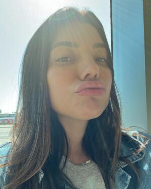 Gabrielle Prado Instagram - POR FAVOR, LEIA A LEGENDA: 

eu não sou a mesma. 
eu não sou a mesma de 10 min atrás, imagina a de 2016. falo de 2016 pq 99% das pessoas aqui me “conheceram” nessa época. 
uma menina/mulher muito medrosa, sozinha e cheia de traumas que eu mesma desconhecia (isso não fiz questão alguma de mostrar). eu acreditei durante toda uma vida que agradar os outros era uma forma de me pertencer, mas quanto mais eu dizia SIM, eu era silenciada. na minha cabeça não fazia sentido já que eu precisava me anular pra caber na vida de alguém. foi aí que aprendi a fazer tbm. quanto mais eu gritava, xingav@.. eu era respeitada. aí que vocês me “conheceram”. vocês não conheceram minha dor, minha essência e a minha história. mas a culpa é de quem? MINHA. pq foi isso que eu “mostrei”, mas foi o que consegui. foi o que aprendi. fiz o que me cabia ali. errada pra muitos, certa pra alguns, mas era o que eu conseguia ser e fui por 1, 2, 3 realities… talvez se tivesse o 4º, seria também… e quer saber? eu me perdoo. com meus erros e acertos estou aqui. diferente daquela de 2016, de 2010, 2000… diferente de 20 min atrás, talvez. hoje eu agradeço por TUDO que passei e pude ser. hoje eu enxergo que a vida ela pode ser bonita, que não preciso gritar pra ser respeitada e que não preciso agradar MAIS NINGUÉM! pq foi nessa mesma vida com ajuda de vidas passadas que vi que quando você está no auge os seus “amigos”, “familiares”, “fãs” fazem de tudo pra você se sentir “AMADO”… mas quando não, você apenas vira uma parte não importante na vida deles. aprendi tbm que está tudo bem. não é sobre mim. hoje eu vivo com os meus NÃOS, com meus erros e acertos da mesma maneira, apenas incluir a RECIPROCIDADE na minha forma de viver. quer saber o saldo disso tudo?! psiquiatras, psicólogos, remédios e mais remédios, mas com uma cabeça no lugar de que Deus fez/faz pra mim exatamente aquilo que eu o pedi em todas as orações! então antes de escrever esse texto, eu fiz uma autoanálise sobre quem sou e se eu fui/sou uma boa pessoa pra todos aqueles que passaram em minha vida. a resposta? SIM! posso ter feito da maneira errada, mas isso não me faz uma pessoa ruim. 

CONTINUA NOS COMENTÁRIOS…