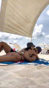 Gabrielle Prado Instagram - agora um poema de amor brega: quando eu te vi montei num jegu& e fugi de saudade não aguentei montei na v@ca e voltei. tamo junto, dino. 🐢 San Andres Island
