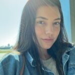 Gabrielle Prado Instagram – POR FAVOR, LEIA A LEGENDA: 

eu não sou a mesma. 
eu não sou a mesma de 10 min atrás, imagina a de 2016. falo de 2016 pq 99% das pessoas aqui me “conheceram” nessa época. 
uma menina/mulher muito medrosa, sozinha e cheia de traumas que eu mesma desconhecia (isso não fiz questão alguma de mostrar). eu acreditei durante toda uma vida que agradar os outros era uma forma de me pertencer, mas quanto mais eu dizia SIM, eu era silenciada. na minha cabeça não fazia sentido já que eu precisava me anular pra caber na vida de alguém. foi aí que aprendi a fazer tbm. quanto mais eu gritava, xingav@.. eu era respeitada. aí que vocês me “conheceram”. vocês não conheceram minha dor, minha essência e a minha história. mas a culpa é de quem? MINHA. pq foi isso que eu “mostrei”, mas foi o que consegui. foi o que aprendi. fiz o que me cabia ali. errada pra muitos, certa pra alguns, mas era o que eu conseguia ser e fui por 1, 2, 3 realities… talvez se tivesse o 4º, seria também… e quer saber? eu me perdoo. com meus erros e acertos estou aqui. diferente daquela de 2016, de 2010, 2000… diferente de 20 min atrás, talvez. hoje eu agradeço por TUDO que passei e pude ser. hoje eu enxergo que a vida ela pode ser bonita, que não preciso gritar pra ser respeitada e que não preciso agradar MAIS NINGUÉM! pq foi nessa mesma vida com ajuda de vidas passadas que vi que quando você está no auge os seus “amigos”, “familiares”, “fãs” fazem de tudo pra você se sentir “AMADO”… mas quando não, você apenas vira uma parte não importante na vida deles. aprendi tbm que está tudo bem. não é sobre mim. hoje eu vivo com os meus NÃOS, com meus erros e acertos da mesma maneira, apenas incluir a RECIPROCIDADE na minha forma de viver. quer saber o saldo disso tudo?! psiquiatras, psicólogos, remédios e mais remédios, mas com uma cabeça no lugar de que Deus fez/faz pra mim exatamente aquilo que eu o pedi em todas as orações! então antes de escrever esse texto, eu fiz uma autoanálise sobre quem sou e se eu fui/sou uma boa pessoa pra todos aqueles que passaram em minha vida. a resposta? SIM! posso ter feito da maneira errada, mas isso não me faz uma pessoa ruim. 

CONTINUA NOS COMENTÁRIOS…