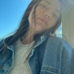Gabrielle Prado Instagram – POR FAVOR, LEIA A LEGENDA: 

eu não sou a mesma. 
eu não sou a mesma de 10 min atrás, imagina a de 2016. falo de 2016 pq 99% das pessoas aqui me “conheceram” nessa época. 
uma menina/mulher muito medrosa, sozinha e cheia de traumas que eu mesma desconhecia (isso não fiz questão alguma de mostrar). eu acreditei durante toda uma vida que agradar os outros era uma forma de me pertencer, mas quanto mais eu dizia SIM, eu era silenciada. na minha cabeça não fazia sentido já que eu precisava me anular pra caber na vida de alguém. foi aí que aprendi a fazer tbm. quanto mais eu gritava, xingav@.. eu era respeitada. aí que vocês me “conheceram”. vocês não conheceram minha dor, minha essência e a minha história. mas a culpa é de quem? MINHA. pq foi isso que eu “mostrei”, mas foi o que consegui. foi o que aprendi. fiz o que me cabia ali. errada pra muitos, certa pra alguns, mas era o que eu conseguia ser e fui por 1, 2, 3 realities… talvez se tivesse o 4º, seria também… e quer saber? eu me perdoo. com meus erros e acertos estou aqui. diferente daquela de 2016, de 2010, 2000… diferente de 20 min atrás, talvez. hoje eu agradeço por TUDO que passei e pude ser. hoje eu enxergo que a vida ela pode ser bonita, que não preciso gritar pra ser respeitada e que não preciso agradar MAIS NINGUÉM! pq foi nessa mesma vida com ajuda de vidas passadas que vi que quando você está no auge os seus “amigos”, “familiares”, “fãs” fazem de tudo pra você se sentir “AMADO”… mas quando não, você apenas vira uma parte não importante na vida deles. aprendi tbm que está tudo bem. não é sobre mim. hoje eu vivo com os meus NÃOS, com meus erros e acertos da mesma maneira, apenas incluir a RECIPROCIDADE na minha forma de viver. quer saber o saldo disso tudo?! psiquiatras, psicólogos, remédios e mais remédios, mas com uma cabeça no lugar de que Deus fez/faz pra mim exatamente aquilo que eu o pedi em todas as orações! então antes de escrever esse texto, eu fiz uma autoanálise sobre quem sou e se eu fui/sou uma boa pessoa pra todos aqueles que passaram em minha vida. a resposta? SIM! posso ter feito da maneira errada, mas isso não me faz uma pessoa ruim. 

CONTINUA NOS COMENTÁRIOS…