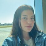 Gabrielle Prado Instagram – POR FAVOR, LEIA A LEGENDA: 

eu não sou a mesma. 
eu não sou a mesma de 10 min atrás, imagina a de 2016. falo de 2016 pq 99% das pessoas aqui me “conheceram” nessa época. 
uma menina/mulher muito medrosa, sozinha e cheia de traumas que eu mesma desconhecia (isso não fiz questão alguma de mostrar). eu acreditei durante toda uma vida que agradar os outros era uma forma de me pertencer, mas quanto mais eu dizia SIM, eu era silenciada. na minha cabeça não fazia sentido já que eu precisava me anular pra caber na vida de alguém. foi aí que aprendi a fazer tbm. quanto mais eu gritava, xingav@.. eu era respeitada. aí que vocês me “conheceram”. vocês não conheceram minha dor, minha essência e a minha história. mas a culpa é de quem? MINHA. pq foi isso que eu “mostrei”, mas foi o que consegui. foi o que aprendi. fiz o que me cabia ali. errada pra muitos, certa pra alguns, mas era o que eu conseguia ser e fui por 1, 2, 3 realities… talvez se tivesse o 4º, seria também… e quer saber? eu me perdoo. com meus erros e acertos estou aqui. diferente daquela de 2016, de 2010, 2000… diferente de 20 min atrás, talvez. hoje eu agradeço por TUDO que passei e pude ser. hoje eu enxergo que a vida ela pode ser bonita, que não preciso gritar pra ser respeitada e que não preciso agradar MAIS NINGUÉM! pq foi nessa mesma vida com ajuda de vidas passadas que vi que quando você está no auge os seus “amigos”, “familiares”, “fãs” fazem de tudo pra você se sentir “AMADO”… mas quando não, você apenas vira uma parte não importante na vida deles. aprendi tbm que está tudo bem. não é sobre mim. hoje eu vivo com os meus NÃOS, com meus erros e acertos da mesma maneira, apenas incluir a RECIPROCIDADE na minha forma de viver. quer saber o saldo disso tudo?! psiquiatras, psicólogos, remédios e mais remédios, mas com uma cabeça no lugar de que Deus fez/faz pra mim exatamente aquilo que eu o pedi em todas as orações! então antes de escrever esse texto, eu fiz uma autoanálise sobre quem sou e se eu fui/sou uma boa pessoa pra todos aqueles que passaram em minha vida. a resposta? SIM! posso ter feito da maneira errada, mas isso não me faz uma pessoa ruim. 

CONTINUA NOS COMENTÁRIOS…