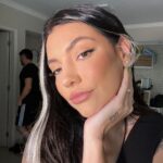 Gabrielle Prado Instagram - Tem tempo que tô pra postar esse antes e depois aqui das minhas cirurgias no nariz. mas hoje vou falar um pouquinho do processo! Outubro do ano passado fiz Septoplastia na @jkesteticaavancada devido a dificuldade que eu tinha de respirar e isso me atrapalhar muito no trabalho e no meu dia a dia (a clínica tem médicos profissionais excelentes que priorizam a sua saúde e lá foi o único local que me senti acolhida e confiante pra fazer esse procedimento). Depois de várias consultas, pedi ao Dr também que afinasse a ponta do meu nariz e desse uma empinada. ele fez maravilhosamente bem, só que eu não cumpri o pós e meu nariz acabou cedendo a ponta e inflamando muito. foi um processo longo (6 meses) de cuidados com a Jk e Abril desse ano refizemos a rino. Hoje, 2 meses depois esse é o resultado! não é o final, pq o Dr disse que pro resultado final, precisamos de 6 meses a 1 ano. no início confesso que foi difícil a adaptação, pq muda bastante, né? mesmo pq eu tenho brigado bastante com minha autoestima (depois falamos disso). só que hoje acordei e me olhei no espelho e me senti preparada pra compartilhar algo que tem sido bastante comentado por aqui. conforme os meses forem passando, eu vou mostrando a evolução pra vocês, ok? Qualquer dúvida só chamar o pessoal da @jkesteticaavancada beijo, mamãe ama! 💜 São Paulo, Brazil
