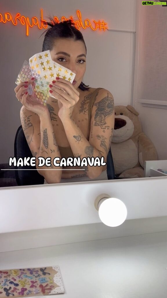 Gabrielle Prado Instagram - Gente, vem que a blogueira aqui tem conteúdo de maquiagem de carnaval. hahahaha o que a mamãe não faz por vocês, né? APROVADO OU REPROVADO? itens: • Adesivos de papelaria • Cola de cílios • Glitter dourado • Pedrinhas de ponto de luz ps: depois é só lavar com shampoo que sai tudo. #cabinedaprado #coisasqueaprendi Rio de Janeiro, Rio de Janeiro