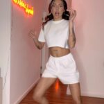 Gabrielle Prado Instagram – vem galera mulheres de #cabinedaprado de pijama pq nois tá com preguiça nesse frio. 

eai, usariam ou não teriam coragem? 

calça: @baw_official 
jaqueta: não tem marca! 
tênis: @filabr 
bolsa e brincos: @zara 
anéis: @lojasrenner 
samba canção: @lupooficial