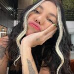 Gabrielle Prado Instagram - Quem lembra da tour que descolori minha franja na pandemia? 😂 dessa vez podem ficar tranquilas que não estraguei meu cabelo, tá? coloquei o método @danelonoficial que são microcápsulas slim que não danificam seu cabelo. meu cabelo continua com química zero. gostaram do resultado? pode falar a verdade, tá? mamãe ama e mamãe não briga. hahahahaha São Paulo, Brazil