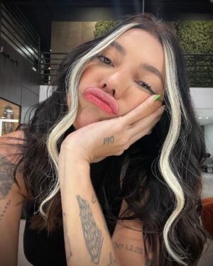 Gabrielle Prado Instagram - Quem lembra da tour que descolori minha franja na pandemia? 😂
dessa vez podem ficar tranquilas que não estraguei meu cabelo, tá?  coloquei o método @danelonoficial que são microcápsulas slim que não danificam seu cabelo. meu cabelo continua com química zero. 

gostaram do resultado? pode falar a verdade, tá? mamãe ama e mamãe não briga. hahahahaha