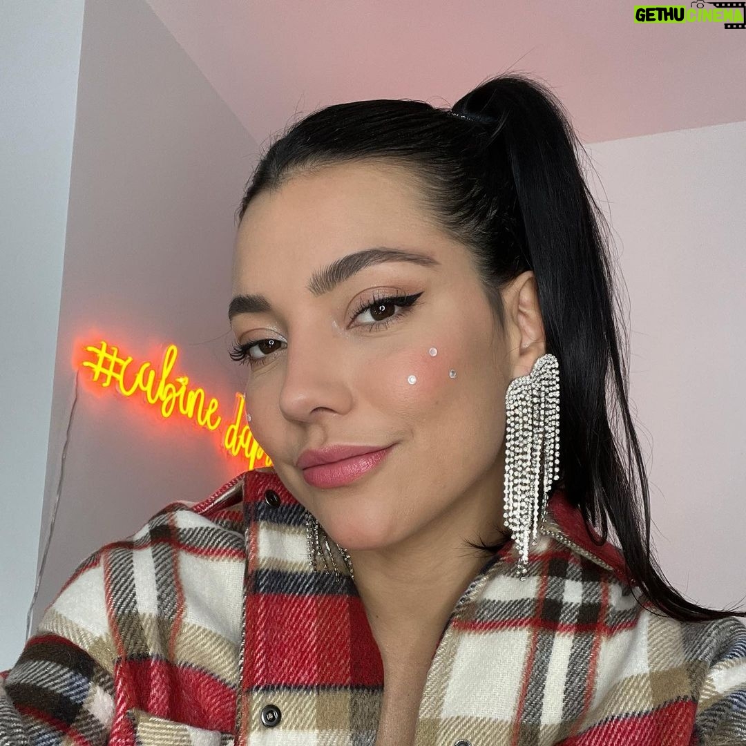 Gabrielle Prado Instagram - Tem tempo que tô pra postar esse antes e depois aqui das minhas cirurgias no nariz. mas hoje vou falar um pouquinho do processo! Outubro do ano passado fiz Septoplastia na @jkesteticaavancada devido a dificuldade que eu tinha de respirar e isso me atrapalhar muito no trabalho e no meu dia a dia (a clínica tem médicos profissionais excelentes que priorizam a sua saúde e lá foi o único local que me senti acolhida e confiante pra fazer esse procedimento). Depois de várias consultas, pedi ao Dr também que afinasse a ponta do meu nariz e desse uma empinada. ele fez maravilhosamente bem, só que eu não cumpri o pós e meu nariz acabou cedendo a ponta e inflamando muito. foi um processo longo (6 meses) de cuidados com a Jk e Abril desse ano refizemos a rino. Hoje, 2 meses depois esse é o resultado! não é o final, pq o Dr disse que pro resultado final, precisamos de 6 meses a 1 ano. no início confesso que foi difícil a adaptação, pq muda bastante, né? mesmo pq eu tenho brigado bastante com minha autoestima (depois falamos disso). só que hoje acordei e me olhei no espelho e me senti preparada pra compartilhar algo que tem sido bastante comentado por aqui. conforme os meses forem passando, eu vou mostrando a evolução pra vocês, ok? Qualquer dúvida só chamar o pessoal da @jkesteticaavancada beijo, mamãe ama! 💜 São Paulo, Brazil