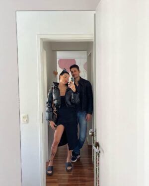 Gabrielle Prado Instagram - thiago é daquele tipo de amor que nas suas orações você pediu a Deus.  daquele tipo de amor que o tempo é só um detalhe em meio a tanta intensidade. thiago é de um amor leve, apoiador, respeitoso, de muita tranquilidade e te faz respirar aliviada. 
ele é aquele tipo de amores que até te fazem duvidar se merece tanto. 
thiago é a minha escolha de todos os dias. juntos transbordamos sonhos. 

eu te amo, te escolho e permaneço, sempre. 🦕
