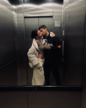 Gabrielle Prado Instagram - thiago é daquele tipo de amor que nas suas orações você pediu a Deus.  daquele tipo de amor que o tempo é só um detalhe em meio a tanta intensidade. thiago é de um amor leve, apoiador, respeitoso, de muita tranquilidade e te faz respirar aliviada. 
ele é aquele tipo de amores que até te fazem duvidar se merece tanto. 
thiago é a minha escolha de todos os dias. juntos transbordamos sonhos. 

eu te amo, te escolho e permaneço, sempre. 🦕