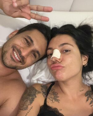 Gabrielle Prado Instagram - thiago é daquele tipo de amor que nas suas orações você pediu a Deus.  daquele tipo de amor que o tempo é só um detalhe em meio a tanta intensidade. thiago é de um amor leve, apoiador, respeitoso, de muita tranquilidade e te faz respirar aliviada. 
ele é aquele tipo de amores que até te fazem duvidar se merece tanto. 
thiago é a minha escolha de todos os dias. juntos transbordamos sonhos. 

eu te amo, te escolho e permaneço, sempre. 🦕