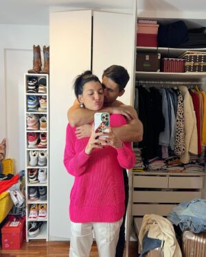 Gabrielle Prado Instagram - thiago é daquele tipo de amor que nas suas orações você pediu a Deus.  daquele tipo de amor que o tempo é só um detalhe em meio a tanta intensidade. thiago é de um amor leve, apoiador, respeitoso, de muita tranquilidade e te faz respirar aliviada. 
ele é aquele tipo de amores que até te fazem duvidar se merece tanto. 
thiago é a minha escolha de todos os dias. juntos transbordamos sonhos. 

eu te amo, te escolho e permaneço, sempre. 🦕