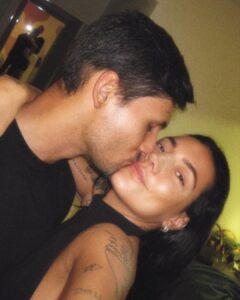 Gabrielle Prado Instagram - thiago é daquele tipo de amor que nas suas orações você pediu a Deus. daquele tipo de amor que o tempo é só um detalhe em meio a tanta intensidade. thiago é de um amor leve, apoiador, respeitoso, de muita tranquilidade e te faz respirar aliviada. ele é aquele tipo de amores que até te fazem duvidar se merece tanto. thiago é a minha escolha de todos os dias. juntos transbordamos sonhos. eu te amo, te escolho e permaneço, sempre. 🦕 São Paulo, Brazil