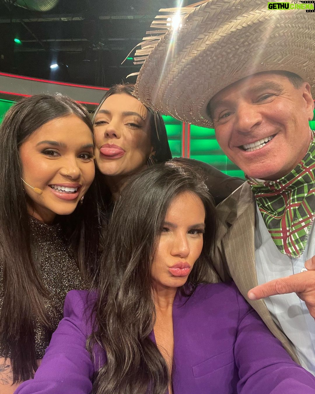 Gabrielle Prado Instagram - pq hoje eu tô um pitel pra gravação do @oceueolimiteredetv 💙 gente, o @wallacemakeup me deixou impactada com essa make. dignas de um programa com auditório na @redetv 😮💨 onde assinamos, marcelão? hahahaha quando o programa for ao ar, aviso vocês! São Paulo, Brazil
