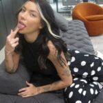 Gabrielle Prado Instagram - Quem lembra da tour que descolori minha franja na pandemia? 😂 dessa vez podem ficar tranquilas que não estraguei meu cabelo, tá? coloquei o método @danelonoficial que são microcápsulas slim que não danificam seu cabelo. meu cabelo continua com química zero. gostaram do resultado? pode falar a verdade, tá? mamãe ama e mamãe não briga. hahahahaha São Paulo, Brazil