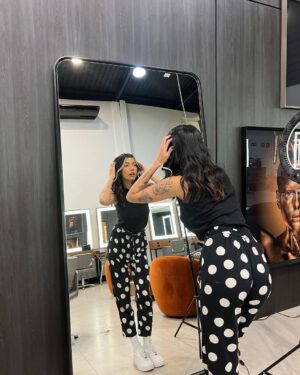 Gabrielle Prado Instagram - Quem lembra da tour que descolori minha franja na pandemia? 😂
dessa vez podem ficar tranquilas que não estraguei meu cabelo, tá?  coloquei o método @danelonoficial que são microcápsulas slim que não danificam seu cabelo. meu cabelo continua com química zero. 

gostaram do resultado? pode falar a verdade, tá? mamãe ama e mamãe não briga. hahahahaha