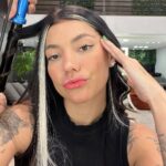 Gabrielle Prado Instagram - Quem lembra da tour que descolori minha franja na pandemia? 😂 dessa vez podem ficar tranquilas que não estraguei meu cabelo, tá? coloquei o método @danelonoficial que são microcápsulas slim que não danificam seu cabelo. meu cabelo continua com química zero. gostaram do resultado? pode falar a verdade, tá? mamãe ama e mamãe não briga. hahahahaha São Paulo, Brazil