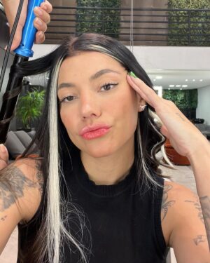 Gabrielle Prado Instagram - Quem lembra da tour que descolori minha franja na pandemia? 😂
dessa vez podem ficar tranquilas que não estraguei meu cabelo, tá?  coloquei o método @danelonoficial que são microcápsulas slim que não danificam seu cabelo. meu cabelo continua com química zero. 

gostaram do resultado? pode falar a verdade, tá? mamãe ama e mamãe não briga. hahahahaha