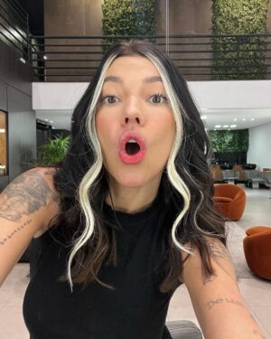 Gabrielle Prado Instagram - Quem lembra da tour que descolori minha franja na pandemia? 😂
dessa vez podem ficar tranquilas que não estraguei meu cabelo, tá?  coloquei o método @danelonoficial que são microcápsulas slim que não danificam seu cabelo. meu cabelo continua com química zero. 

gostaram do resultado? pode falar a verdade, tá? mamãe ama e mamãe não briga. hahahahaha