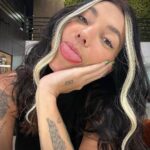 Gabrielle Prado Instagram - Quem lembra da tour que descolori minha franja na pandemia? 😂 dessa vez podem ficar tranquilas que não estraguei meu cabelo, tá? coloquei o método @danelonoficial que são microcápsulas slim que não danificam seu cabelo. meu cabelo continua com química zero. gostaram do resultado? pode falar a verdade, tá? mamãe ama e mamãe não briga. hahahahaha São Paulo, Brazil