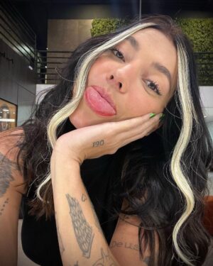 Gabrielle Prado Instagram - Quem lembra da tour que descolori minha franja na pandemia? 😂
dessa vez podem ficar tranquilas que não estraguei meu cabelo, tá?  coloquei o método @danelonoficial que são microcápsulas slim que não danificam seu cabelo. meu cabelo continua com química zero. 

gostaram do resultado? pode falar a verdade, tá? mamãe ama e mamãe não briga. hahahahaha