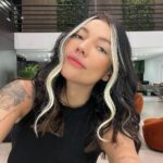 Gabrielle Prado Instagram - Quem lembra da tour que descolori minha franja na pandemia? 😂 dessa vez podem ficar tranquilas que não estraguei meu cabelo, tá? coloquei o método @danelonoficial que são microcápsulas slim que não danificam seu cabelo. meu cabelo continua com química zero. gostaram do resultado? pode falar a verdade, tá? mamãe ama e mamãe não briga. hahahahaha São Paulo, Brazil