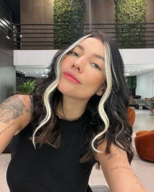 Gabrielle Prado Instagram - Quem lembra da tour que descolori minha franja na pandemia? 😂
dessa vez podem ficar tranquilas que não estraguei meu cabelo, tá?  coloquei o método @danelonoficial que são microcápsulas slim que não danificam seu cabelo. meu cabelo continua com química zero. 

gostaram do resultado? pode falar a verdade, tá? mamãe ama e mamãe não briga. hahahahaha