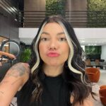 Gabrielle Prado Instagram - Quem lembra da tour que descolori minha franja na pandemia? 😂 dessa vez podem ficar tranquilas que não estraguei meu cabelo, tá? coloquei o método @danelonoficial que são microcápsulas slim que não danificam seu cabelo. meu cabelo continua com química zero. gostaram do resultado? pode falar a verdade, tá? mamãe ama e mamãe não briga. hahahahaha São Paulo, Brazil