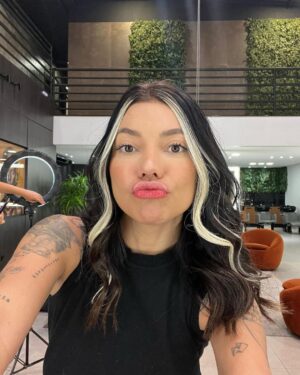 Gabrielle Prado Instagram - Quem lembra da tour que descolori minha franja na pandemia? 😂
dessa vez podem ficar tranquilas que não estraguei meu cabelo, tá?  coloquei o método @danelonoficial que são microcápsulas slim que não danificam seu cabelo. meu cabelo continua com química zero. 

gostaram do resultado? pode falar a verdade, tá? mamãe ama e mamãe não briga. hahahahaha