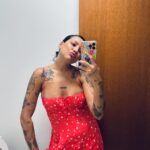 Gabrielle Prado Instagram - o insta de vocês está ruim? tive que apagar o reels! vou postar mais tarde! deixa um emoji quem tá vendo essa publicação! 🦕💙🥹😎😻🫶🏻🫦