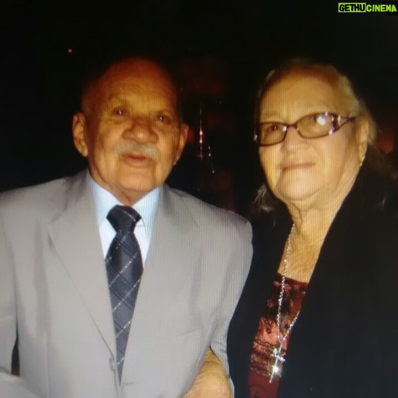 Gabrielle Prado Instagram - Hoje acordei com esse sentimento: já vivi tantas coisas nessa vida, que sinto saudade até do que não deu certo. Não vejo saudade só como algo triste, vejo como memórias de momentos que me fizeram ser quem eu sou hoje. A saudade na maioria das vezes pra mim teve/tem uma ligação forte de sentimentos bons que adquiri ao longo dos anos. Para muitos ela só está ligada a dor e solidão, mas que eu considero algo fundamental para nos fazer crescer. Por tudo que vivi e vivo sempre serei saudade. e o que é saudade pra você? 💛