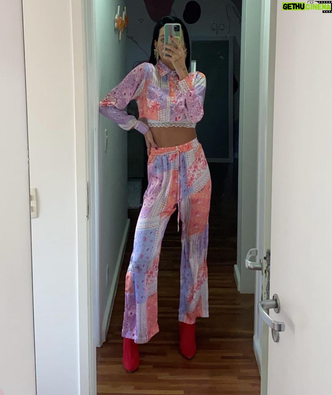 Gabrielle Prado Instagram - Oi, Feliz dia de hoje! 🤍 Essas são algumas peças que estarão disponíveis no bazar @cabinedaprado + @usesisters 👗 Valores de 19,00 a R$ 149,00 Data: 02 e 09/03 sábado Horário: 10h às 17h Local: Av das Américas 5777, sala 206 Comercial park palace (em cima do Cervantes) Próximo a alvorada estação brt bosque da barra estacionamento para carros Quem quiser reservar alguma peça antes, me manda direct! #cabinedaprado Rio de Janeiro, Rio de Janeiro