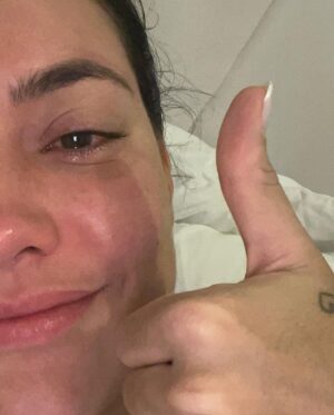 Gabrielle Prado Instagram - 📍Rio de Janeiro - 09.01.24: meu novo lar. 

“Gabi Prado saiu das redes sociais pq é mal agradecida”. 

Aqui virou terra sem lei, aqui as pessoas acham que só pq estão atrás de uma tela, elas tem o direito de te adoecer. as redes sociais me adoeceram e me levaram a um ponto crítico, onde minha vida não fazia mais sentido. ate quando milhões de seguidores faz sentido já que você perdeu o sentido da sua própria vida?! 

Eu tentava de todas as formas “ser feliz”, deixar pra lá, sabe. mas não consegui e entrei em um mundo de alerta e l0ucura. eu me perdi, cai, vivi algo MUITO MUITO MUITO triste, mas que eu fiz de tudo pra servir de lição. precisei do meu tempo, precisei entender e me entender pra que voltasse mais FORTE. bem, pelo tentar, né? 

É um direito meu de permanecer aqui, é um direito meu parar pra me reconectar e NÃO, não é um direito seu de tentar me “esvaziar”. 

Voltei, com um novo lar, com uma nova percepção e em paz.

FELIZ DIA DE HOJE ✨