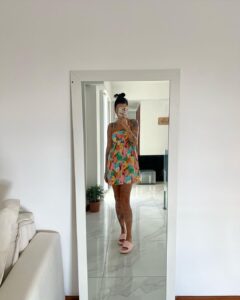 Gabrielle Prado Instagram - 📍Rio de Janeiro - 09.01.24: meu novo lar. “Gabi Prado saiu das redes sociais pq é mal agradecida”. Aqui virou terra sem lei, aqui as pessoas acham que só pq estão atrás de uma tela, elas tem o direito de te adoecer. as redes sociais me adoeceram e me levaram a um ponto crítico, onde minha vida não fazia mais sentido. ate quando milhões de seguidores faz sentido já que você perdeu o sentido da sua própria vida?! Eu tentava de todas as formas “ser feliz”, deixar pra lá, sabe. mas não consegui e entrei em um mundo de alerta e l0ucura. eu me perdi, cai, vivi algo MUITO MUITO MUITO triste, mas que eu fiz de tudo pra servir de lição. precisei do meu tempo, precisei entender e me entender pra que voltasse mais FORTE. bem, pelo tentar, né? É um direito meu de permanecer aqui, é um direito meu parar pra me reconectar e NÃO, não é um direito seu de tentar me “esvaziar”. Voltei, com um novo lar, com uma nova percepção e em paz. FELIZ DIA DE HOJE ✨ Rio de Janeiro, Rio de Janeiro