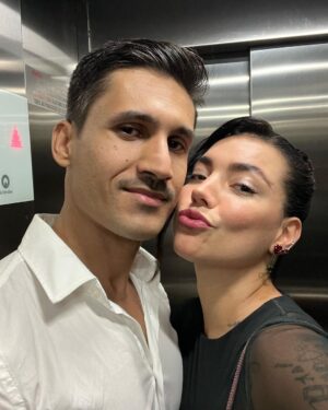 Gabrielle Prado Instagram - 📍Rio de Janeiro - 09.01.24: meu novo lar. 

“Gabi Prado saiu das redes sociais pq é mal agradecida”. 

Aqui virou terra sem lei, aqui as pessoas acham que só pq estão atrás de uma tela, elas tem o direito de te adoecer. as redes sociais me adoeceram e me levaram a um ponto crítico, onde minha vida não fazia mais sentido. ate quando milhões de seguidores faz sentido já que você perdeu o sentido da sua própria vida?! 

Eu tentava de todas as formas “ser feliz”, deixar pra lá, sabe. mas não consegui e entrei em um mundo de alerta e l0ucura. eu me perdi, cai, vivi algo MUITO MUITO MUITO triste, mas que eu fiz de tudo pra servir de lição. precisei do meu tempo, precisei entender e me entender pra que voltasse mais FORTE. bem, pelo tentar, né? 

É um direito meu de permanecer aqui, é um direito meu parar pra me reconectar e NÃO, não é um direito seu de tentar me “esvaziar”. 

Voltei, com um novo lar, com uma nova percepção e em paz.

FELIZ DIA DE HOJE ✨