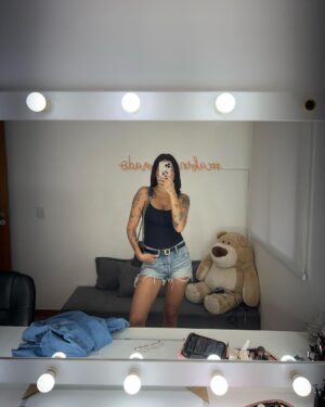 Gabrielle Prado Instagram - 📍Rio de Janeiro - 09.01.24: meu novo lar. 

“Gabi Prado saiu das redes sociais pq é mal agradecida”. 

Aqui virou terra sem lei, aqui as pessoas acham que só pq estão atrás de uma tela, elas tem o direito de te adoecer. as redes sociais me adoeceram e me levaram a um ponto crítico, onde minha vida não fazia mais sentido. ate quando milhões de seguidores faz sentido já que você perdeu o sentido da sua própria vida?! 

Eu tentava de todas as formas “ser feliz”, deixar pra lá, sabe. mas não consegui e entrei em um mundo de alerta e l0ucura. eu me perdi, cai, vivi algo MUITO MUITO MUITO triste, mas que eu fiz de tudo pra servir de lição. precisei do meu tempo, precisei entender e me entender pra que voltasse mais FORTE. bem, pelo tentar, né? 

É um direito meu de permanecer aqui, é um direito meu parar pra me reconectar e NÃO, não é um direito seu de tentar me “esvaziar”. 

Voltei, com um novo lar, com uma nova percepção e em paz.

FELIZ DIA DE HOJE ✨